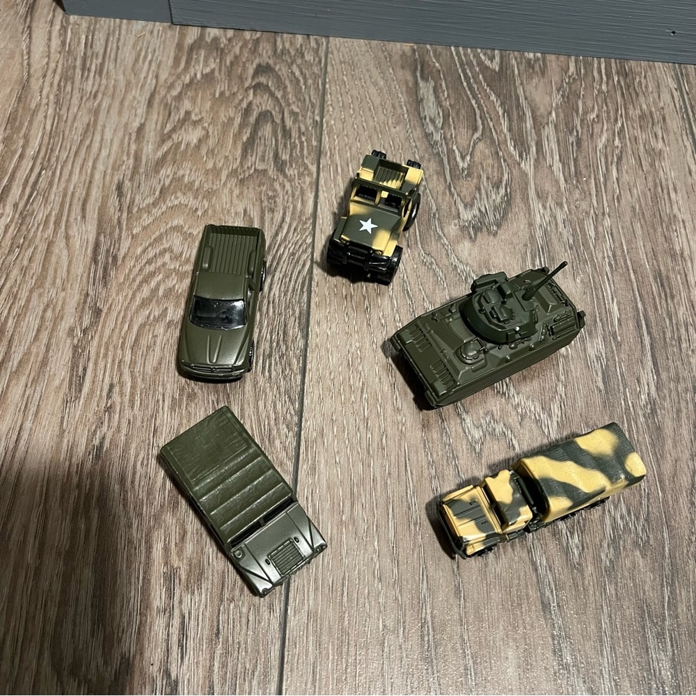 Lot of 5 Maisto diecast army cars